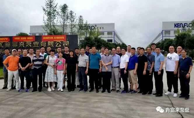 与会人员在遵义乐鱼官方站网页版登录入口-乐鱼(中国)有限公司大门口合影留念